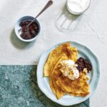 Tareq Taylor Instagram - VECKANS RECEPT Bjud familjen eller dig själv på en lyxfrukost den här helgen! Fullkornsmjölet ger både god smak och extra nyttigheter till dig och eventuellt fullkorns-kinkiga barn. Om du vill servera pannkakorna precis som på bilden med en blåbärssylt med chia - rör då ihop 250g blåbär, 2 msk chiafrön och 2 krm vaniljpulver. Avsluta med att söta med 1-2 msk honung efter tycke och smak. 🫐 Trevlig helg allihopa! 🥞