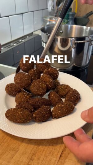 Tareq Taylor Instagram - Reklam för @cylindasverige
Idag lagar vi Malmös nationalrätt och tillika stolthet – falafel. Och inte vilket recept som helst utan mitt
alldeles egna familjerecept jag aldrig får nog av. 🧆
 
Falafel är ju både otroligt gott och innehåller roliga moment i själva matlagandet. Ett tidskrävande för- och framförallt efterarbete är däremot ofta inte riktigt lika roligt att hugga tag i. Något som kan underlätta är bra och vettiga vitvaror. Cylinda tar hand om disken i vårt hem. Deras vitvaror är både användarvänliga, energismarta och anpassade för svenska förhållanden. De gör det också enklare för mig att ta mig an vardagens alla utmaningar och ger mig tid över till roligare saker som att göra falafel till hela familjen.

TIPS: Gör extra mycket smet när du ändå är igång och frys in. Lägg smeten i plastpåsar och platta till så fryser de snabbare och håller längre. Vid tillagning: tina, tillsätt bakpulver och bikarbonat för att aktivera smeten så blir den härligt fluffig och krispig lagom tills det är dags att fritera. Vilken stads självutnämnda nationalrätt borde jag och @cylindasverige laga nästa gång? ❤️

Just nu har Tretti.se upp till 30% på utvalda vitvaror från Cylinda, kika här!
https://www.tretti.se/cylinda-erbjudanden/#/ Kampanjen gäller till och med söndag 17/9.