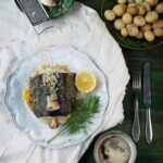 Tareq Taylor Instagram - VECKANS RECEPT Kombinationen torsk och brynt smör kan sällan gå fel. Idag lagar vi en ugnsbakad variant med färskriven pepparrot och dill. Till det serverar vi nykokt potatis. Otroligt gott i all sin enkelhet! 🐟 Att tänka på - de olika delarna på fisken gör sig extra bra i olika rätter. Här använder vi den finaste, tjockaste biten närmst huvudet. Stjärtbiten och köttrester från benen fungerar utmärkt i en sydfransk fisksoppa och resterande bitar gör sig exempelvis strålande som krispig ölpanerad fisk. Möjligheterna är oändliga! 😍 📸: @fotografpetercarlsson