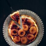 Tareq Taylor Instagram - VECKANS RECEPT Förra veckan önskades recept för alla fantastiska sommaräpplen som nu börjar bli mogna i våra trädgårdar. Om jag får välja serverar jag helst en klassisk Tarte Tatin 🥧 Första gången jag smakade denna skapelse var i Frankrike med min bror. Vi var på surfresa och stannade till längst vägen och hittade in till ett lokalt krypin som serverade en otrolig Tarte Tatin. Ljuvligt minne! Det klassiska viset är att skära äpplena i halvor. Vill man snabba på tillagningen en aning kan man istället skära frukten i skivor. I min tarte har jag lagt dubbla lager äpplen för att få in än mer frukt. Det går också minst lika bra att experimentera med annan frukt. Ananas är exempelvis supergott och tillvägagångssättet är prick detsamma 🍎 📸: @fotografpetercarlsson