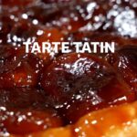 Tareq Taylor Instagram - /Annons för egen verksamhet/  GOTT NYTT ÅR OCH GOD FORTSÄTTNING! 🎉 För att starta det nya året på topp, delar jag med mig av ett fantastiskt recept som bara kräver några få ingredienser men lite extra kärlek och tid. Idag blir det en riktig fransk klassiker - Tarte tatin 🇫🇷 Jag använder mig utav min stekpanna från OnePan som fungerar på alla värmekällor och är mångsidig nog för stekning, bakning, till och med kokning. OnePans professionella och enkla användning, tillsammans med den keramiska beläggningen, tillåter användning av olika redskap utan att skada ytan. OnePans serie är PFAS-fri och ingår i ett unikt cirkulärt system. Läs mer på www.onepan.se 🍳  Tarte tatin - Ingredienser: 75g smör 1,5 dl socker 7 äpplen 3 ark smördeg 1 ägg  Gör så här: 1. Bre ut 75g smör i en ugnssäker stekpanna och täck med 1,5 dl socker och 7 skalade samt halverade äpplen. 2. Sätt stekpannan på spisen och låt puttra på medelvärme tills att det blir en jämn och fin karamell. Håll koll på karamellen och se till att den inte blir för mörk. 3. Låt detta svalna och sätt sedan i kylen tills det är helt kallt. 4. Täck sedan äpplena med smördeg och pensla med ett vispat ägg. 5. Sätt in i ugnen på 225 grader i ca 20-25 minuter (tills att smördegen har souffleat). 6. Låt detta svalna och sätt in i kylen i minst 1 timme. 7. Sätt sedan tillbaka stekpannan på spisen så att karamellen släpper från stekpannan och vänd nu din tarte tatin upp och ner på ett fat. 8. Servera med lättvispad grädde eller en kula vaniljglass.