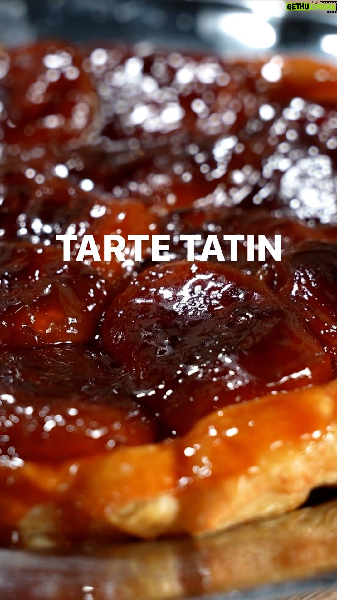 Tareq Taylor Instagram - /Annons för egen verksamhet/
GOTT NYTT ÅR OCH GOD FORTSÄTTNING! 🎉 För att starta det nya året på topp, delar jag med mig av ett fantastiskt recept som bara kräver några få ingredienser men lite extra kärlek och tid. Idag blir det en riktig fransk klassiker - Tarte tatin 🇫🇷 Jag använder mig utav min stekpanna från OnePan som fungerar på alla värmekällor och är mångsidig nog för stekning, bakning, till och med kokning. OnePans professionella och enkla användning, tillsammans med den keramiska beläggningen, tillåter användning av olika redskap utan att skada ytan. OnePans serie är PFAS-fri och ingår i ett unikt cirkulärt system. Läs mer på www.onepan.se 🍳
Tarte tatin - Ingredienser:
75g smör
1,5 dl socker 7 äpplen 3 ark smördeg 1 ägg
Gör så här: 1. Bre ut 75g smör i en ugnssäker stekpanna och täck med 1,5 dl socker och 7 skalade samt halverade äpplen. 2. Sätt stekpannan på spisen och låt puttra på medelvärme tills att det blir en jämn och fin karamell. Håll koll på karamellen och se till att den inte blir för mörk. 3. Låt detta svalna och sätt sedan i kylen tills det är helt kallt. 4. Täck sedan äpplena med smördeg och pensla med ett vispat ägg. 5. Sätt in i ugnen på 225 grader i ca 20-25 minuter (tills att smördegen har souffleat). 6. Låt detta svalna och sätt in i kylen i minst 1 timme. 7. Sätt sedan tillbaka stekpannan på spisen så att karamellen släpper från stekpannan och vänd nu din tarte tatin upp och ner på ett fat. 8. Servera med lättvispad grädde eller en kula vaniljglass.
