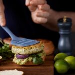 Tareq Taylor Instagram - Annons för egen verksamhet Byt ut sommarens klassiska hamburgare mot dessa läckra fiskfärshamburgare med guacamole och rödlöksringar 😍 Hitta fler recept som detta, inspiration och mängder av smarta och snygga produkter av restaurangkvalitet på www.homebytareqtaylor.com
