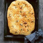 Tareq Taylor Instagram - VECKANS RECEPT Focaccia är ett av mina absoluta favorit börd då det kan varieras i oändlighet beroende på vad man väljer att toppa focaccian med. Det är supergott med bara salt och rosmarin, men kan även toppas med exempelvis tomater, sardeller, ost och massa, massa mer. Vad toppar ni er focaccia med? 🍞 📸: @fotografpetercarlsson