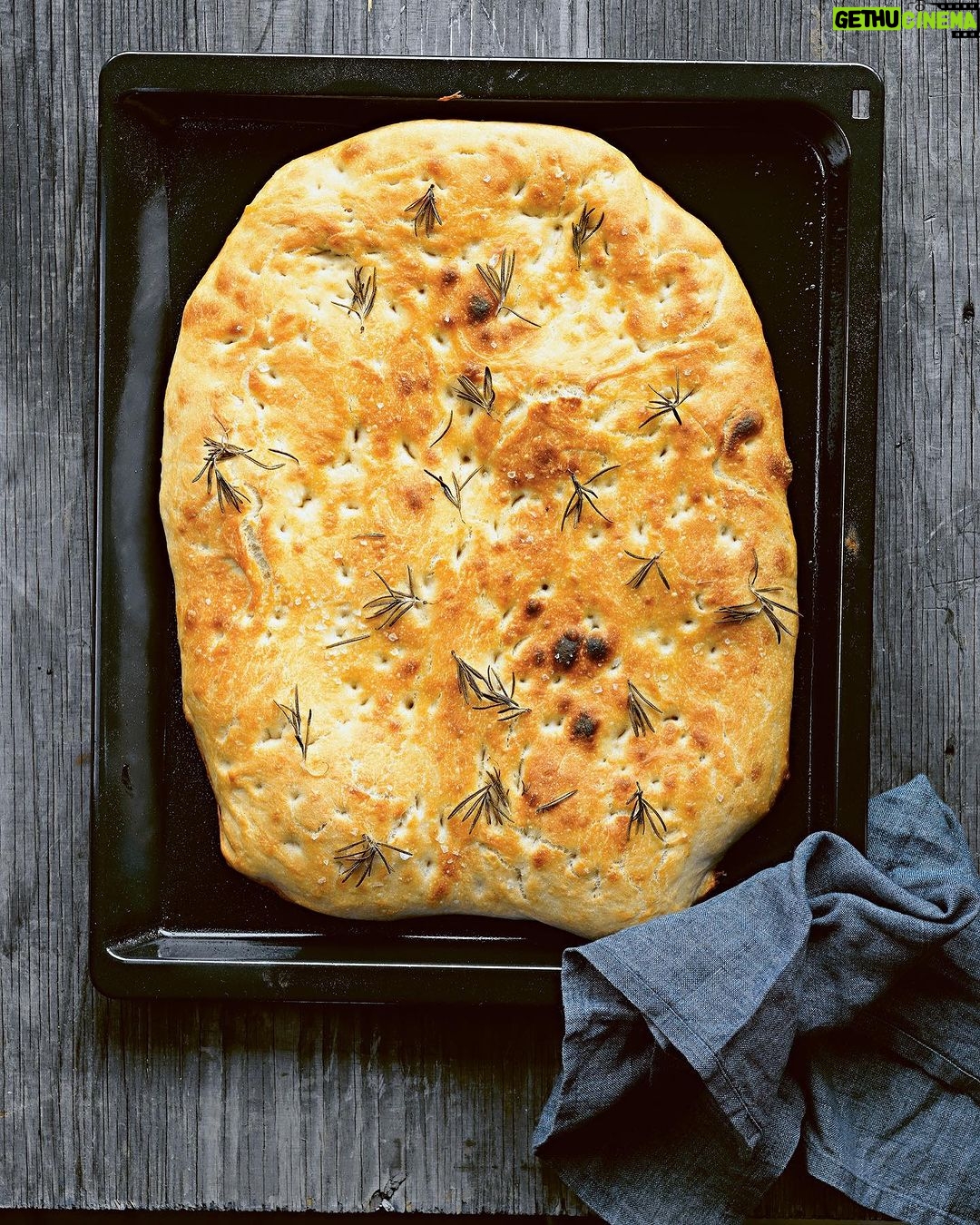 Tareq Taylor - 6.8K Likes - VECKANS RECEPT
Focaccia är ett av mina absoluta favorit börd då det kan varieras i oändlighet beroende på vad man väljer att toppa focaccian med. Det är supergott med bara salt och rosmarin, men kan även toppas med exempelvis tomater, sardeller, ost och massa, massa mer.
Vad toppar ni er focaccia med? 🍞
📸: @fotografpetercarlsson