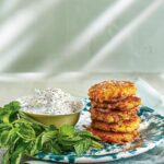 Tareq Taylor Instagram – VECKANS RECEPT

Dessa enkla vegobiffar gör du med riven morot och halloumi och är perfekta till en mysig middag i det fina sommarvädret. Servera gärna med en fräsch myntatsatsiki och klyftpotatis eller bulgur. 

Vad bjuder ni på till sommarmiddagarna? ☀️
