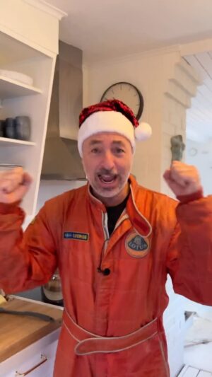 Tareq Taylor Instagram - Jag vill passa på och önska er alla en riktigt god jul 😁🎄♥️

Tomtegröt recept: 
2-4 kanelstänger 
3 dl vatten
1-2 nypor salt
2 dl grötris
6 dl mjölk
2 dl vispgrädde
1-2 tsk strösocker