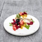 Tareq Taylor Instagram – VECKANS RECEPT

Sommarvärmen verkar äntligen vara här för att stanna. Och med sommaren kommer iallafall för mig – ett extra sug efter att baka festliga desserter. Examensfiranden, midsommar eller varför inte – bara en önskan efter något extra gott? Här kommer recept på en älskad favorit serverad på ett lite annorlunda vis: Tiramisu med färska bär och passionsfrukt🍓

Någon som med mig, twistar till den klassiska midsommartårtan mot detta recept eller har något annat tips på somrig dessert?🥰

📸: @fotografpetercarlsson