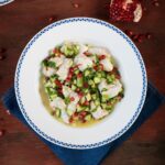 Tareq Taylor Instagram - VECKANS RECEPT Ceviche är en fräsch fiskrätt från Peru som helst görs på pinfärsk vit fisk som marineras i lime. Den vätska som bildas när man har blandat alla ingredienser kallas för Leche de Tigre, tigermjölk. Det sägs att den fungerar som ett afrodisiakum, så drick upp den om du vill! 😄 Jag har lagt till lite gurka och vackert röda granatäpplekärnor i min ceviche, som ska ätas kylskåpskall. Smaklig måltid! ❤️ Vilket recept vill ni se nästa vecka? 📸: @fotografpetercarlsson