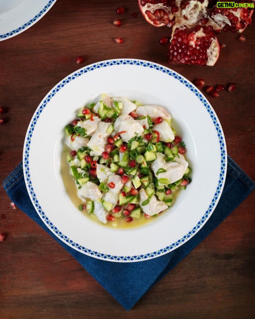 Tareq Taylor Instagram - VECKANS RECEPT Ceviche är en fräsch fiskrätt från Peru som helst görs på pinfärsk vit fisk som marineras i lime. Den vätska som bildas när man har blandat alla ingredienser kallas för Leche de Tigre, tigermjölk. Det sägs att den fungerar som ett afrodisiakum, så drick upp den om du vill! 😄 Jag har lagt till lite gurka och vackert röda granatäpplekärnor i min ceviche, som ska ätas kylskåpskall. Smaklig måltid! ❤️ Vilket recept vill ni se nästa vecka? 📸: @fotografpetercarlsson