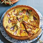 Tareq Taylor Instagram - VECKANS RECEPT Snart är sommarsäsongen igång på riktigt. Och med sommaren kommer sommarbuffén! Studentfester, midsommar, grillkvällar ja allt som hör sommaren till. Ett recept som brukar vara uppskattat på dessa bord är min solgula ”Chèvrepaj”. Fylld med gula betor, små lökar och toppad med en smakrik chèvre. Vilka är era återkommande favoriter på sommarbuffén? ☀️