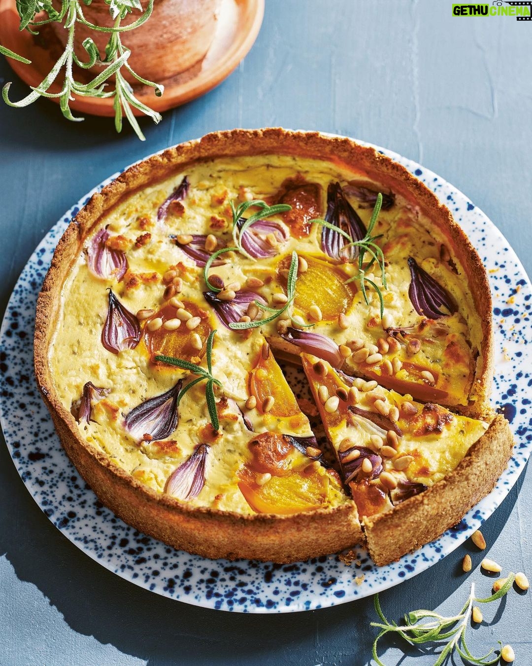Tareq Taylor - 6.5K Likes - VECKANS RECEPT
Snart är sommarsäsongen igång på riktigt. Och med sommaren kommer sommarbuffén! Studentfester, midsommar, grillkvällar ja allt som hör sommaren till. Ett recept som brukar vara uppskattat på dessa bord är min solgula ”Chèvrepaj”. Fylld med gula betor, små lökar och toppad med en smakrik chèvre.
Vilka är era återkommande favoriter på sommarbuffén? ☀️