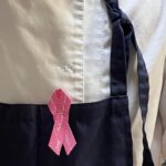 Tareq Taylor Instagram – Cancer är tyvärr något som varit närvarande i min familj under lång tid. När jag var liten drabbades min mamma av cancer i livmodern och blev tack och lov opererad i ett tidigt skede för det. Min morfar gick bort i cancer. Det är en sjukdom som drabbar otroligt hastigt och på sätt man inte kan värja sig mot. Att stötta cancerfonden och se till att det kommer in pengar för att ta forskningen framåt så vi kan råda bot på den här sjukdomen är mer än viktigt.
I år fick jag äran att vara en av de 20 som varit med och designat årets band. Fick även vara med och laga lunchen där årets rosa band presenterades.
Tillsammans mot cancer. Köp rosa bandet eller donera till Cancerfonden för att vara en del i kampen mot cancer. 🩷