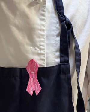 Tareq Taylor Instagram - Cancer är tyvärr något som varit närvarande i min familj under lång tid. När jag var liten drabbades min mamma av cancer i livmodern och blev tack och lov opererad i ett tidigt skede för det. Min morfar gick bort i cancer. Det är en sjukdom som drabbar otroligt hastigt och på sätt man inte kan värja sig mot. Att stötta cancerfonden och se till att det kommer in pengar för att ta forskningen framåt så vi kan råda bot på den här sjukdomen är mer än viktigt. 

I år fick jag äran att vara en av de 20 som varit med och designat årets band. Fick även vara med och laga lunchen där årets rosa band presenterades. 

Tillsammans mot cancer. Köp rosa bandet eller donera till Cancerfonden för att vara en del i kampen mot cancer. 🩷