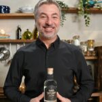 Tareq Taylor Instagram - Innehåller reklam för alkohol, endast för dig över 25 år. Gin & Tonic - En mångfacetterad drink som bjuder in till många oväntade kombinationer. Här är mitt personliga och lite annorlunda Gin & Tonic-recept.   Taylors Tea & Tonic: 4 cl Tareq Taylor Craft Gin Tonic 1 tepåse Earl Grey 1 skiva lime Isbitar  ”Tareq Taylor Craft Gin” är en handgjord gin producerad av familjeföretaget @saturnus1893 i Malmö. Med dess unika smaksättning möts en aromatisk och exotisk blandning av kryddor och örter. Ginen passar bland annat utmärkt i en klassisk Gin & Tonic, negroni eller dry martini. Ginen finns på hyllan i Malmö med omnejd eller att beställa till hela landet via Systembolagets hemsida med artikelnummer 87812.