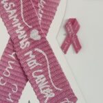 Tareq Taylor Instagram – Cancer är tyvärr något som varit närvarande i min familj under lång tid. När jag var liten drabbades min mamma av cancer i livmodern och blev tack och lov opererad i ett tidigt skede för det. Min morfar gick bort i cancer. Det är en sjukdom som drabbar otroligt hastigt och på sätt man inte kan värja sig mot. Att stötta cancerfonden och se till att det kommer in pengar för att ta forskningen framåt så vi kan råda bot på den här sjukdomen är mer än viktigt. 

I år fick jag äran att vara en av de 20 som varit med och designat årets band. Fick även vara med och laga lunchen där årets rosa band presenterades. 

Tillsammans mot cancer. Köp rosa bandet eller donera till Cancerfonden för att vara en del i kampen mot cancer. 🩷