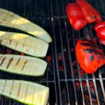 Tareq Taylor Instagram - Reklam för min kokbok GRILLA Tar vara på årets sista sommardagar med att göra det jag gillar allra mest - samlar familj och vänner kring matbordet. Att få botanisera i lugn och ro i matbutiken och se vad för fina råvaror som finns inne för dagen. För att sedan förvandla dessa till en måltid. Där mindre rätter på bordet med smakrika tillbehör som knyter rätterna samman och skapar en helhet, det är bland det bästa jag vet. Just denna kväll blev det mängder med olika sorters grillade grönsaker och några köttsorter samt såklart - de små smakhöjande tillbehören och såserna. I min senaste bok GRILLA har jag samlat mitt tänk kring att bygga måltider som just dessa. Grillen som värmekälla knyter rätterna samman som gemensam nämnare. Jag lägger allt på grillen. Grönsaker, fisk, skaldjur, kött, ja till och med desserten får sig en stund på grillen innan servering.  Och kom ihåg - grilla, det gör vi året om! Visst?