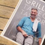 Tareq Taylor Instagram - Reklam för min kokbok GRILLA Tar vara på årets sista sommardagar med att göra det jag gillar allra mest - samlar familj och vänner kring matbordet. Att få botanisera i lugn och ro i matbutiken och se vad för fina råvaror som finns inne för dagen. För att sedan förvandla dessa till en måltid. Där mindre rätter på bordet med smakrika tillbehör som knyter rätterna samman och skapar en helhet, det är bland det bästa jag vet. Just denna kväll blev det mängder med olika sorters grillade grönsaker och några köttsorter samt såklart - de små smakhöjande tillbehören och såserna. I min senaste bok GRILLA har jag samlat mitt tänk kring att bygga måltider som just dessa. Grillen som värmekälla knyter rätterna samman som gemensam nämnare. Jag lägger allt på grillen. Grönsaker, fisk, skaldjur, kött, ja till och med desserten får sig en stund på grillen innan servering.  Och kom ihåg - grilla, det gör vi året om! Visst?