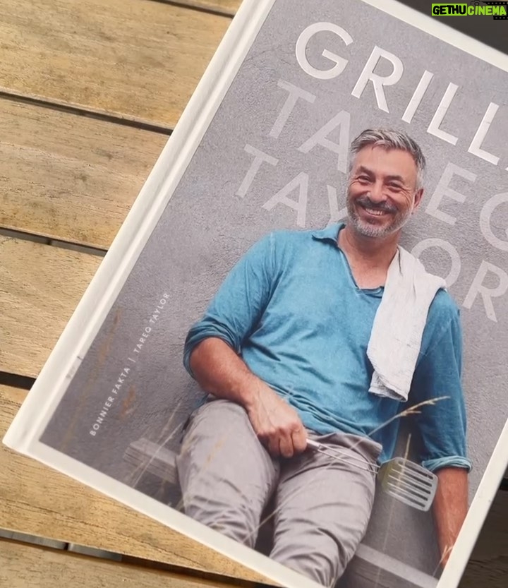 Tareq Taylor Instagram - Reklam för min kokbok GRILLA Tar vara på årets sista sommardagar med att göra det jag gillar allra mest - samlar familj och vänner kring matbordet. Att få botanisera i lugn och ro i matbutiken och se vad för fina råvaror som finns inne för dagen. För att sedan förvandla dessa till en måltid. Där mindre rätter på bordet med smakrika tillbehör som knyter rätterna samman och skapar en helhet, det är bland det bästa jag vet. Just denna kväll blev det mängder med olika sorters grillade grönsaker och några köttsorter samt såklart - de små smakhöjande tillbehören och såserna. I min senaste bok GRILLA har jag samlat mitt tänk kring att bygga måltider som just dessa. Grillen som värmekälla knyter rätterna samman som gemensam nämnare. Jag lägger allt på grillen. Grönsaker, fisk, skaldjur, kött, ja till och med desserten får sig en stund på grillen innan servering.
Och kom ihåg - grilla, det gör vi året om! Visst?