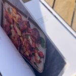 Tareq Taylor Instagram - Reklam för min kokbok GRILLA Tar vara på årets sista sommardagar med att göra det jag gillar allra mest - samlar familj och vänner kring matbordet. Att få botanisera i lugn och ro i matbutiken och se vad för fina råvaror som finns inne för dagen. För att sedan förvandla dessa till en måltid. Där mindre rätter på bordet med smakrika tillbehör som knyter rätterna samman och skapar en helhet, det är bland det bästa jag vet. Just denna kväll blev det mängder med olika sorters grillade grönsaker och några köttsorter samt såklart - de små smakhöjande tillbehören och såserna. I min senaste bok GRILLA har jag samlat mitt tänk kring att bygga måltider som just dessa. Grillen som värmekälla knyter rätterna samman som gemensam nämnare. Jag lägger allt på grillen. Grönsaker, fisk, skaldjur, kött, ja till och med desserten får sig en stund på grillen innan servering.  Och kom ihåg - grilla, det gör vi året om! Visst?