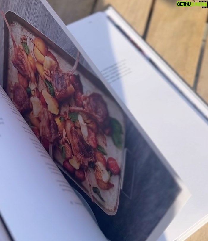 Tareq Taylor Instagram - Reklam för min kokbok GRILLA Tar vara på årets sista sommardagar med att göra det jag gillar allra mest - samlar familj och vänner kring matbordet. Att få botanisera i lugn och ro i matbutiken och se vad för fina råvaror som finns inne för dagen. För att sedan förvandla dessa till en måltid. Där mindre rätter på bordet med smakrika tillbehör som knyter rätterna samman och skapar en helhet, det är bland det bästa jag vet. Just denna kväll blev det mängder med olika sorters grillade grönsaker och några köttsorter samt såklart - de små smakhöjande tillbehören och såserna. I min senaste bok GRILLA har jag samlat mitt tänk kring att bygga måltider som just dessa. Grillen som värmekälla knyter rätterna samman som gemensam nämnare. Jag lägger allt på grillen. Grönsaker, fisk, skaldjur, kött, ja till och med desserten får sig en stund på grillen innan servering.
Och kom ihåg - grilla, det gör vi året om! Visst?