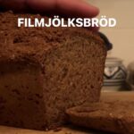 Tareq Taylor Instagram - Annons för egen verksamhet Glad tredje advent 🕯️Idag förbereder vi inför julafton och bakar detta fantastiska filmjölksbrödet, även en mycket uppskattad julklapp 🎁 Filmjölksbröd: 3,5 dl vetemjöl 2 dl grahamsmjöl 2 dl rågsikt 2,5 dl grovt rågmjöl 0,5 dl fyrkornskross 0,5 dl rågkli 2 tsk bikarbonat 1 tsk salt 6 dl filmjölk 0,75 dl mörk sirap Utforska min kollektion av brödformar, slikepottar och andra fantastiska bak- och köksredskap på www.homebytareqtaylor.com