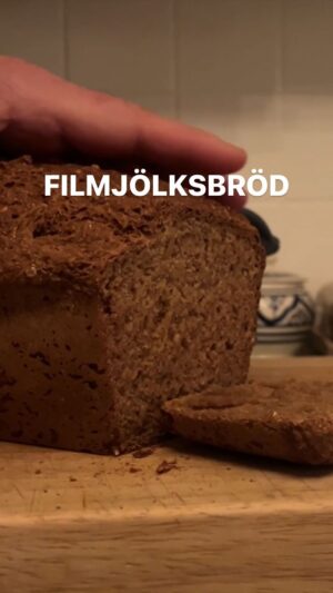 Tareq Taylor Instagram - Annons för egen verksamhet 

Glad tredje advent 🕯️Idag förbereder vi inför julafton och bakar detta fantastiska filmjölksbrödet, även en mycket uppskattad julklapp 🎁

Filmjölksbröd:
3,5 dl vetemjöl
2 dl grahamsmjöl
2 dl rågsikt
2,5 dl grovt rågmjöl
0,5 dl fyrkornskross
0,5 dl rågkli
2 tsk bikarbonat
1 tsk salt
6 dl filmjölk
0,75 dl mörk sirap

Utforska min kollektion av brödformar, slikepottar och andra fantastiska bak- och köksredskap på www.homebytareqtaylor.com