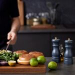 Tareq Taylor Instagram - Annons för egen verksamhet Byt ut sommarens klassiska hamburgare mot dessa läckra fiskfärshamburgare med guacamole och rödlöksringar 😍 Hitta fler recept som detta, inspiration och mängder av smarta och snygga produkter av restaurangkvalitet på www.homebytareqtaylor.com