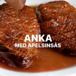 Tareq Taylor Instagram - /Annons för egen verksamhet/ Idag lagar vi en av mina absoluta favoriträtter. En smakrik rätt som passar perfekt till jul när man önskar att bryta av den lite mer traditionella julmaten - anka med apelsinsås. Något som bygger och lyfter rätten är att fånga upp de otroliga smakerna som skapas vid stekning av ankan. Det vill vi nämligen senare använda i såsen. För att kunna göra det behöver vi använda en stekpanna som fungerar även i ugn. Detta gör hela rätten sammanhängande och skapar ett otroligt djup smakmässigt. Jag använder mina stekpannor från OnePan. De fungerar på alla värmekällor och går lika bra att steka, baka och om jag skulle vilja - till och med koka i. Tryggt, enkelt och lätt att använda och den keramiska beläggningen gör det möjligt att använda alla sorters redskap utan att det blir märken i beläggningen. Och - inga smaker tappas eller försvinner under matlagningens gång på grund av redskapsbyte. Precis så som matlagning ska få vara. OnePans serie är även helt PFAS-fri och har ett unikt cirkulärt system. Har ni några frågor om OnePan är det bara att skriv en kommentarer så svarar jag gärna. Läs mer på www.onepan.se 🍳 Ingredienser Ankan: 2 ankbröst, ca 800 g flingsalt till stekpannan Apelsinsås: 2 msk honung 2 apelsiner, pressad saft 1/4 apelsin, strimlat skal några kvistar timjan