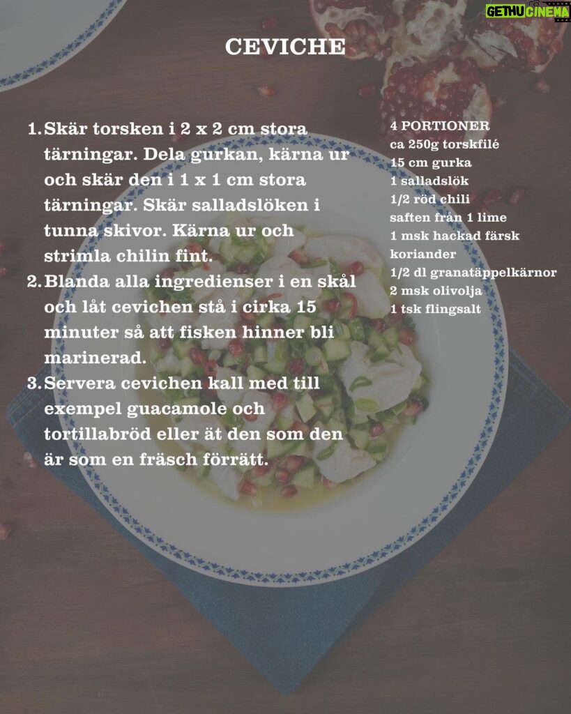 Tareq Taylor Instagram - VECKANS RECEPT Ceviche är en fräsch fiskrätt från Peru som helst görs på pinfärsk vit fisk som marineras i lime. Den vätska som bildas när man har blandat alla ingredienser kallas för Leche de Tigre, tigermjölk. Det sägs att den fungerar som ett afrodisiakum, så drick upp den om du vill! 😄 Jag har lagt till lite gurka och vackert röda granatäpplekärnor i min ceviche, som ska ätas kylskåpskall. Smaklig måltid! ❤️ Vilket recept vill ni se nästa vecka? 📸: @fotografpetercarlsson