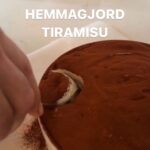 Tareq Taylor Instagram - Annons för egen verksamhet  Glad andra advent 🕯️Tiramisu är en riktig favorit hos många! Varför inte bjuda på en hemmagjord variant på årets julbord? En strålande idé, tycker jag! 🎄✨  RECEPT Hemmagjorda savoiardikex: 4 äggvitor 1 dl socker lite citronjuice  1 nypa salt  4 äggulor Tsk vaniljsocker 1 dl socker  2 dl vetemjöl Smör och vetemjöl till bakplåtspappret  Mascarponekräm: 3 äggvitor  lite citronjuice 1 nypa salt  1 msk socker  3 äggulor 3 matskedar socker 1 tsk vaniljsocker 250g Mascarpone 42%   Kaffe- och marsalavin efter tycke och smak  Toppa med kakao Vill du lära dig mer om mina slickepottar och grytskedar ”Annie”, utformade för både professionella och hemmakockar? Besök gärna www.homebytareqtaylor.com för mer information!  Lycka till med bakningen, Ciao!