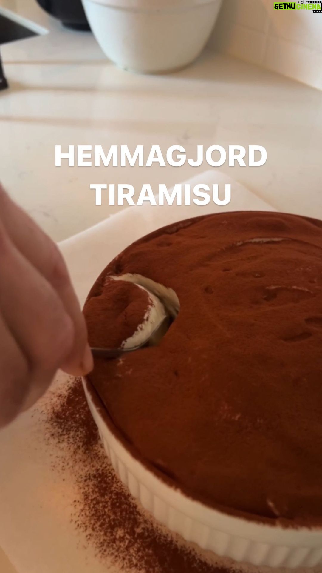 Tareq Taylor Instagram - Annons för egen verksamhet
Glad andra advent 🕯️Tiramisu är en riktig favorit hos många! Varför inte bjuda på en hemmagjord variant på årets julbord? En strålande idé, tycker jag! 🎄✨
RECEPT Hemmagjorda savoiardikex:
4 äggvitor
1 dl socker
lite citronjuice
1 nypa salt
4 äggulor Tsk vaniljsocker 1 dl socker
2 dl vetemjöl Smör och vetemjöl till bakplåtspappret
Mascarponekräm: 3 äggvitor
lite citronjuice 1 nypa salt
1 msk socker
3 äggulor
3 matskedar socker 1 tsk vaniljsocker 250g Mascarpone 42%
Kaffe- och marsalavin efter tycke och smak
Toppa med kakao Vill du lära dig mer om mina slickepottar och grytskedar ”Annie”, utformade för både professionella och hemmakockar? Besök gärna www.homebytareqtaylor.com för mer information!
Lycka till med bakningen, Ciao!