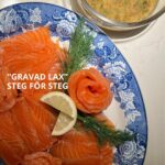 Tareq Taylor Instagram - Innehåller reklam för alkohol, endast för dig över 25 år   Enkelt och gott - Gravad lax med hovmästarsås! Följ stegen ovan för att sedan skämma bort nära och kära med denna underbara klassiker.  Jag väljer att matcha den gravade laxen med min Riesling som passar utmärkt med den feta fisken. ”Tareq Riesling” är ett friskt vitt vin med en smak av päron, honungsmelon, mineral samt vit stenfrukt som tillför fräschör till vinet. Finns på Systembolaget med artikelnummer 56304. Går även att beställa på deras hemsida om den inte finns i din lokala butik.