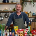 Tareq Taylor Instagram - I samarbete med @willyssverige har jag tagit fram min egna julkasse som är fullproppad med allt (och lite till) man kan tänka sig till årets julbord. I kassen hittar ni bland annat ingredienser till mitt recept på Branteviksill, på två olika vis, en traditionell och en vegetarisk variant på ostronskivling. Ostronskivlingen är ett fantastiskt substitut till sillen och gör så att alla kan njuta av julens smaker. Mitt recept och inköpslista hittar ni på willys.se och med min rabattkod TAREQ50 får du dessutom 50 kr rabatt när du e-handlar för minst 750 kr på willys.se (koden är giltig t o m 21/12). Äh, nu tar vi jul! #willyssverige #ähnutarvijul