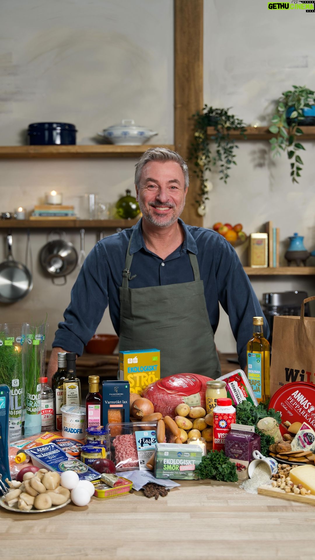 Tareq Taylor Instagram - I samarbete med @willyssverige har jag tagit fram min egna julkasse som är fullproppad med allt (och lite till) man kan tänka sig till årets julbord. I kassen hittar ni bland annat ingredienser till mitt recept på Branteviksill, på två olika vis, en traditionell och en vegetarisk variant på ostronskivling. Ostronskivlingen är ett fantastiskt substitut till sillen och gör så att alla kan njuta av julens smaker. Mitt recept och inköpslista hittar ni på willys.se och med min rabattkod TAREQ50 får du dessutom 50 kr rabatt när du e-handlar för minst 750 kr på willys.se (koden är giltig t o m 21/12). Äh, nu tar vi jul! #willyssverige #ähnutarvijul