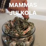 Tareq Taylor Instagram – Annons för egen verksamhet
Glad första advent 🕯️Idag delar jag med mig utav mitt recept på julkola, precis så som min mamma gjorde det när jag var liten.
Har ni börjat julbaka ännu?🥰🎄
Recept:
4 dl vispgrädde
4 dl socker
0,5 dl kakao
50 g smör
2 dl mörk sirap
lite flingsalt
någon tsk vaniljsocker
Läs mer om mina silikonformar, kastruller, skärbrädor och massa mer på www.homebytareqtaylor.com
