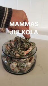 Tareq Taylor Instagram - Annons för egen verksamhet Glad första advent 🕯️Idag delar jag med mig utav mitt recept på julkola, precis så som min mamma gjorde det när jag var liten. Har ni börjat julbaka ännu?🥰🎄 Recept: 4 dl vispgrädde 4 dl socker 0,5 dl kakao 50 g smör 2 dl mörk sirap lite flingsalt någon tsk vaniljsocker Läs mer om mina silikonformar, kastruller, skärbrädor och massa mer på www.homebytareqtaylor.com