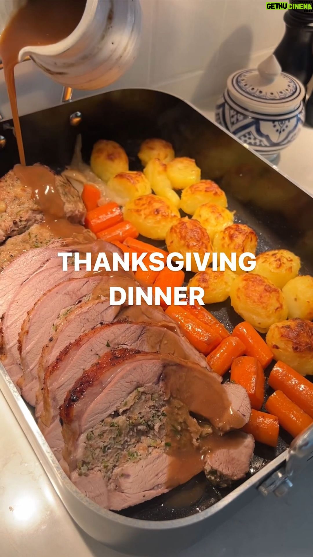 Tareq Taylor Instagram - Annons för egen verksamhet
Happy Thanksgiving! 😍 Kanske inte alla som firar denna högtiden just i Sverige men det här receptet på kalkon funkar lika bra alla andra dagar om året. Just idag väljer jag att tillaga en kalkonstek istället för en hel kalkon, lite enklare och perfekt när man inte är så många. Men fortfarande med samma fantastiska smaker.
RECEPT
Stuffing:
400 g kalkonfärs 1 vitlöksklyfta 1 gul lök
Bladpersilja, önskad mängd
Färsk timjan, önskad mängd
Rivet citronskal
Juice från 1/4 citron 2 hamburgerbröd alt vitt bröd Svartpeppar Salt
2-3 dl önskad buljong
Kalkonstek:
Kalkonstek, ca 650 g Juice från 1/4 citron
Salt Svartpeppar
Några morötter
1-2 gula lökar
1-2 vitlöksklyftor
2-3 dl vatten
Gör så här: 1. Värm ugnen till 150 grader. 2. Hacka vitlök, gul lök, bladpersilja, timjan, hamburgerbröd samt riv citronskal. 3. Blanda kalkonfärsen med övriga ingredienser samt citronjuice, buljongen, salt och peppar. 4. Veckla ut kalkonsteken och gör ett snitt i den tjocka delen av steken. Pressa citronsaft på samt salta och peppra. 5. Fyll med stuffing men lämna några cm utan för att sedan kunna rulla ihop och spänna med kökstråd. 6. Lägg kalkonsteken i ugnsformen och pressa citron över, salta och peppra. 7. Lägg i lite morötter, gul lök samt vitlök i ugnsformen och täck botten med vatten. 8. Låt kalkonen vara i ugnen i ca 1,5 timme tills den har en innertemperaturen på 70 grader 9. Låt vila och skiva sedan upp och servera med ugnsrostad potatis och skysås. Läs mer om min kökskollektion, där ni hittar allt från ugnsformen ”Vivian” till ”Himalaya” salt- och pepparkvarnset, på www.homebytareqtaylor.com
