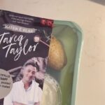 Tareq Taylor Instagram – Annons för egen verksamhet
Dagens lunch är serverad! 😋
Fetaostfylld morotsbiff med tzatziki, picklad morot, lök och rostad potatis från @maten.e.klar. Mat lagad från grunden, precis så som det ska vara! 🍽️