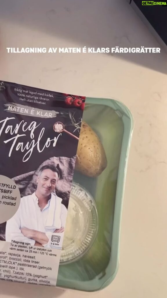 Tareq Taylor Instagram - Annons för egen verksamhet Dagens lunch är serverad! 😋 Fetaostfylld morotsbiff med tzatziki, picklad morot, lök och rostad potatis från @maten.e.klar. Mat lagad från grunden, precis så som det ska vara! 🍽️