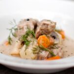 Tareq Taylor Instagram – VECKANS RECEPT

Skulle jag eller någon annan kock kort beskriva hur du bygger klassisk svensk husmanskost smakmässigt är det balansen mellan sött, surt och salt som gör det. Sättet vi använt ättika och socker i matlagningen genom åren är verkligen karakteristiskt för svensk husman. Det framträder tydligt i klassiker som inlagd sill, pressgurka, bruna bönor, isterband och som här i veckans recept: dillkött med kokt potatis. En värmande och mättande klassiker med råvaror i säsong. 

Vilket recept eller råvara skulle ni vilja ta del av nästa vecka? 😄