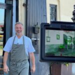 Tareq Taylor Instagram – Annons för egen verksamhet
Idag ska ni få följa med till en av mina mest viktiga platser i livet. Grunden och navet i allt jag gjort och gör. Välkommen in bakom kulisserna på min restaurang @kockeriet i Malmö. Tack vare de otroliga människorna som arbetar på Kockeriet varje dag hålls min vision om en plats som andas kreativitet och som hela tiden är levande vid liv dag efter dag, år efter år. Vi kikar in i alla vrår och träffar de fantastiska personerna som gör Kockeriet till vad det är idag. kl. 18.00 på min Youtube-kanal, varmt välkomna!
🎥: @luckydaypictures