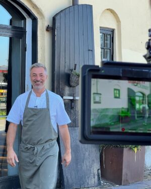 Tareq Taylor Instagram - Annons för egen verksamhet

Idag ska ni få följa med till en av mina mest viktiga platser i livet. Grunden och navet i allt jag gjort och gör. Välkommen in bakom kulisserna på min restaurang @kockeriet i Malmö. Tack vare de otroliga människorna som arbetar på Kockeriet varje dag hålls min vision om en plats som andas kreativitet och som hela tiden är levande vid liv dag efter dag, år efter år. Vi kikar in i alla vrår och träffar de fantastiska personerna som gör Kockeriet till vad det är idag. kl. 18.00 på min Youtube-kanal, varmt välkomna!

🎥: @luckydaypictures