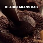 Tareq Taylor Instagram - Annons för egen verksamhet Ännu en (ledtråd: kladdig) dag värd att fira. Jag pratar såklart om KLADDKAKANS DAG 😍 Om du vill testa något annat än den gamla hederliga klassikern (som förvisso ej går av för hackor) men OM, rekommenderar jag dig att testa mina små kladdkakor med kladdkaketopping - väl värt varenda minut i köket! Kladdkaka: 150 g smör 2 dl strösocker 2 tsk vaniljsocker 1⁄2 tsk salt 1 dl vetemjöl 1 dl kakao 2 ägg 40 g mörk choklad, 70 % kakao 2 msk salta jordnötter smör + kakao till formen Kladdkaketopping: 2 msk jordnötssmör 2 tsk kakao 1 msk honung 1 enkel espresso alt 2-3 msk kaffe Sitter ni inne på någon variant på kladdkaka som ni kan tipsa om? 😄 Hitta mina muffinsformar och mycket mer på www.homebytareqtaylor.com