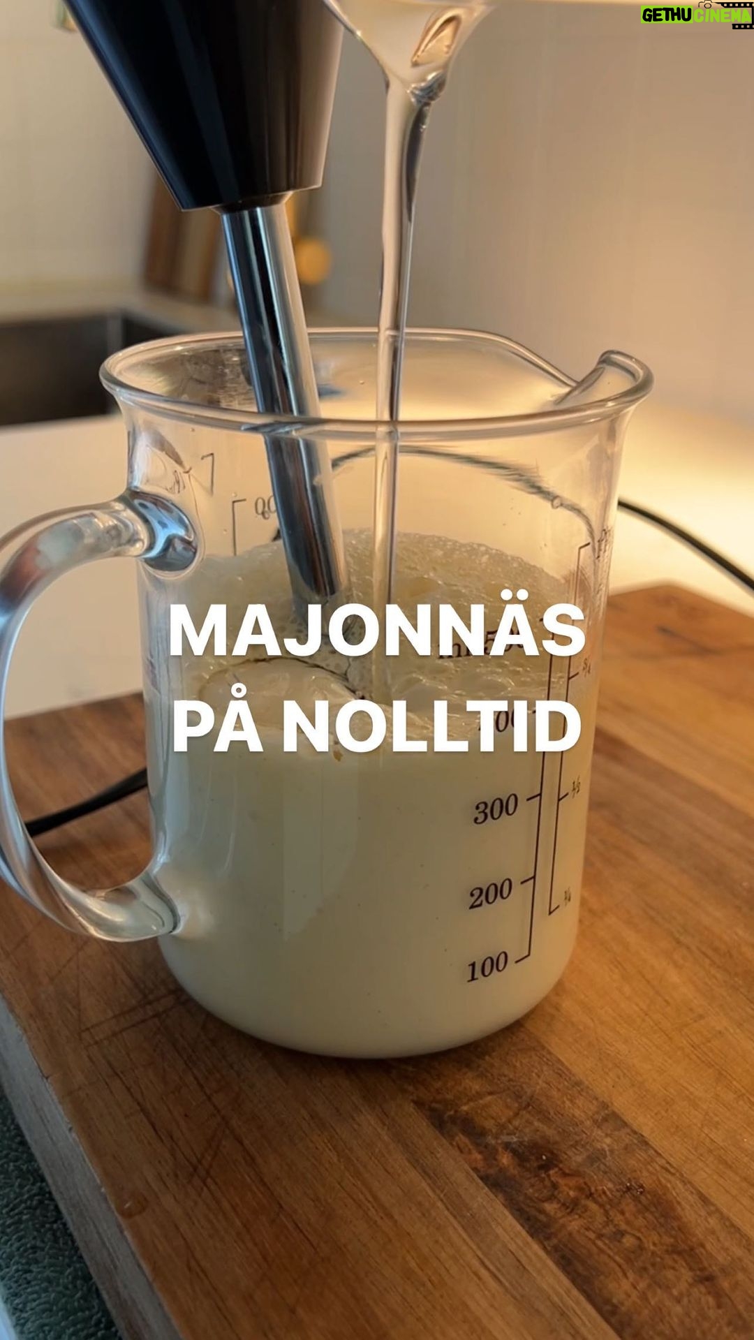 Tareq Taylor Instagram - Annons för egen verksamhet Snart är det dags att fira alla våra fantastiska pappor! Vad passar inte bättre än ett superenkelt recept på hemlagad majonnäs till pappas speciella dag 😄 Och jag har ett litet tips till er som vill ge er papps en extra fin present i år - en otrolig stavmixer från Bamix Tareq Taylor Edition, som gör matlagning från grunden så enkel som möjligt. Läs mer på: www.homebytareqtaylor.com