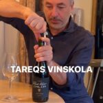 Tareq Taylor Instagram - Innehåller reklam för alkohol, endast för dig över 25 år Välkommen till nästa del av min vinskola! Vi börjar med en snabbkurs i den enklaste formen - hur man egentligen öppnar en flaska på bästa vis. Vi fortsätter sedan med hur du kan smaka av ett vin och börja sätta ord på vad du upplever. Vi kikar även på hur du kan tänka när du vill matcha mat och vin och börja komponera en maträtt utefter det vin du har framför dig. Tillslut och viktigast - det finns inga rätt eller fel när det kommer till vin. Det är dina ord och dina smaklökar som bestämmer! ”Tareq Taylor Pinot Noir” finns idag i 81 butiker över hela landet med artikelnummer 52478