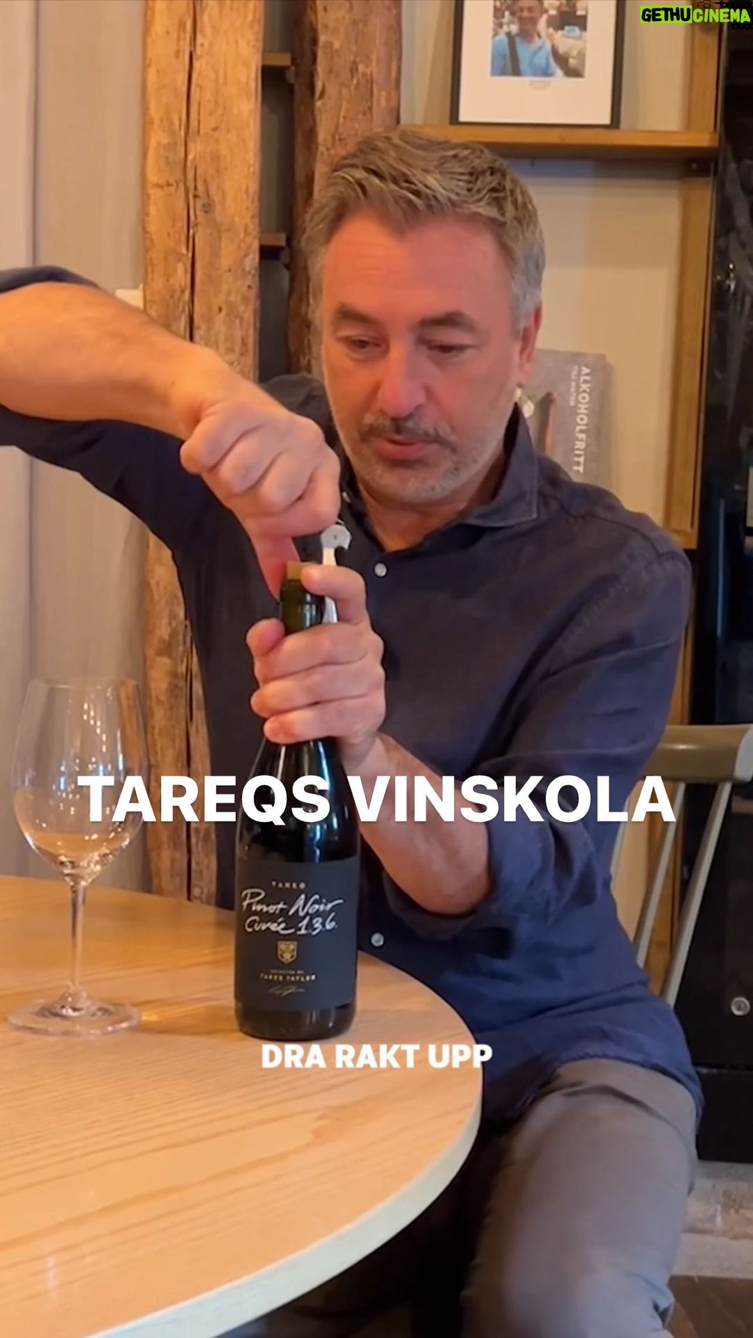 Tareq Taylor Instagram - Innehåller reklam för alkohol, endast för dig över 25 år Välkommen till nästa del av min vinskola! Vi börjar med en snabbkurs i den enklaste formen - hur man egentligen öppnar en flaska på bästa vis. Vi fortsätter sedan med hur du kan smaka av ett vin och börja sätta ord på vad du upplever. Vi kikar även på hur du kan tänka när du vill matcha mat och vin och börja komponera en maträtt utefter det vin du har framför dig. Tillslut och viktigast - det finns inga rätt eller fel när det kommer till vin. Det är dina ord och dina smaklökar som bestämmer! ”Tareq Taylor Pinot Noir” finns idag i 81 butiker över hela landet med artikelnummer 52478