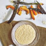 Tareq Taylor Instagram - VECKANS RECEPT Risotto. En favorit och trotjänare i många hus och hem. Och jag förstår verkligen varför. Krämig, värmande och mättande och en rätt som dessutom känns lite lagomt lyxig utan att vara alltför avancerad i sin tillagning. Och det trevligaste av allt - går att variera i oändlighet helt efter tycke och smak! Här är mina favoriter: Varm pumpa och krispiga svartkålschips Tomat och pinjenötter Svamp och parmesanost Skaldjur Betor och Getost Broccoli och cheddar Hur serverar ni helst er risotto?😍
