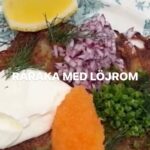 Tareq Taylor Instagram - Annons för egen verksamhet Idag är kanske inte årets viktigaste men kan eventuellt bli en av årets smarrigaste dagar. Det är nämligen ”POTATISENS DAG”. Denna stabila, trofasta vän i köket som alltid blir god hur man än bär sig åt. Just idag tycker jag vi lyxar till det med krispiga rårakor toppat med löjrom. Hur firar ni potatisens dag? 🥔 Ingredienser: Fast Potatis Salt Smör Rapsolja Till servering: Löjrom Gräddfil Rödlök Gräslök Dill Citron Gör så här: 1. Lägg gräddfilen i en sil och låt den hänga så att vätska släpper. Detta kan du göra några timmar innan servering för att få en fast och fin gräddfil. 2. Riv potatisen med ett rivjärn och krama sedan ur potatisen på vätska. 3. Hetta upp smör och olja i stekpannan. 4. Lägg i ett lager av potatisen. Salta och stek varje sida på medelvärme i ca 4-5 minuter. 5. Servera med avrunnen gräddfil, löjrom, rödlök, gräslök, dill och en skiva citron. Vill du veta mer om stekpannan ”Ellen”, döpt efter min dotter, kika in på www.homebytareqtaylor.com. Där hittar du utöver stekpannan mängder med recept, inspiration och hela min kollektion.