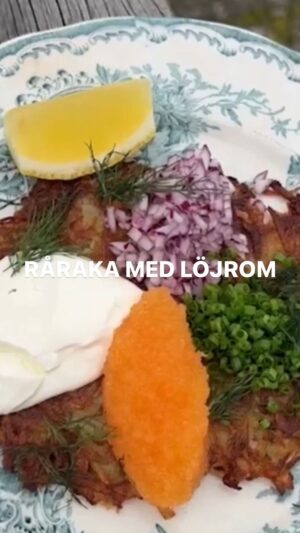 Tareq Taylor Instagram - Annons för egen verksamhet

Idag är kanske inte årets viktigaste men kan eventuellt bli en av årets smarrigaste dagar. Det är nämligen ”POTATISENS DAG”. Denna stabila, trofasta vän i köket som alltid blir god hur man än bär sig åt. Just idag tycker jag vi lyxar till det med krispiga rårakor toppat med löjrom. Hur firar ni potatisens dag? 🥔

Ingredienser:
Fast Potatis
Salt
Smör
Rapsolja

Till servering:
Löjrom
Gräddfil
Rödlök
Gräslök
Dill
Citron

Gör så här:
1. Lägg gräddfilen i en sil och låt den hänga så att vätska släpper. Detta kan du göra några timmar innan servering för att få en fast och fin gräddfil.
2. Riv potatisen med ett rivjärn och krama sedan ur potatisen på vätska. 
3. Hetta upp smör och olja i stekpannan.
4. Lägg i ett lager av potatisen. Salta och stek varje sida på medelvärme i ca 4-5 minuter.
5. Servera med avrunnen gräddfil, löjrom, rödlök, gräslök, dill och en skiva citron.

Vill du veta mer om stekpannan ”Ellen”, döpt efter min dotter, kika in på www.homebytareqtaylor.com. Där hittar du utöver stekpannan mängder med recept, inspiration och hela min kollektion.